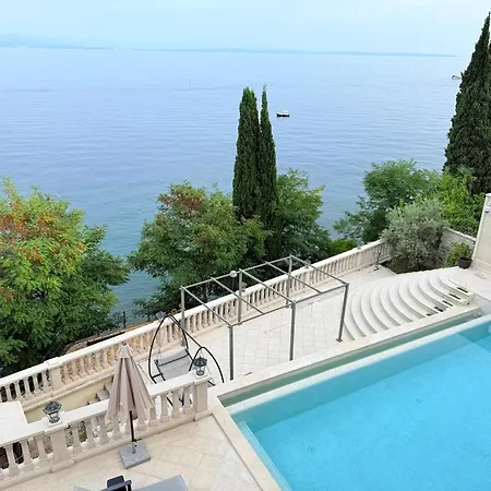 Apartment Isabella - Luxury With Style Right Next To The Beach, Private Pool And Sea View *