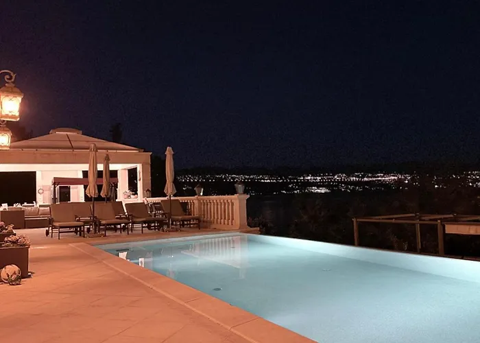 Isabella - Luxury With Style Right Next To The Beach, Private Pool And Sea View Apartment